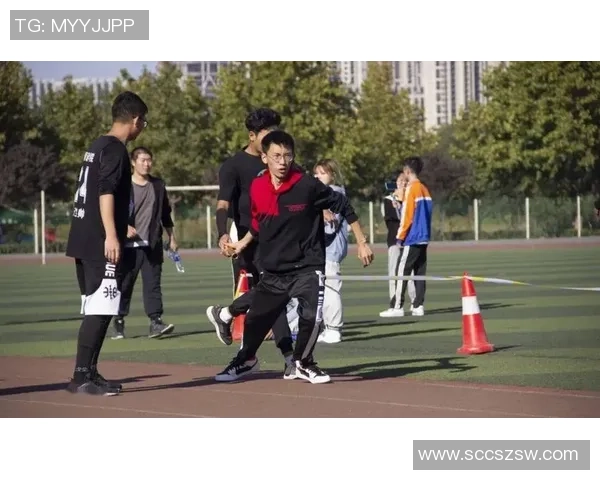 球场英姿背影定格瞬间展现足球明星无尽魅力与奋斗精神