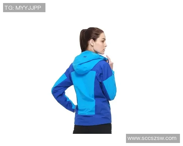 足球球星时尚穿搭潮流解析 女士冲锋衣搭配新风尚